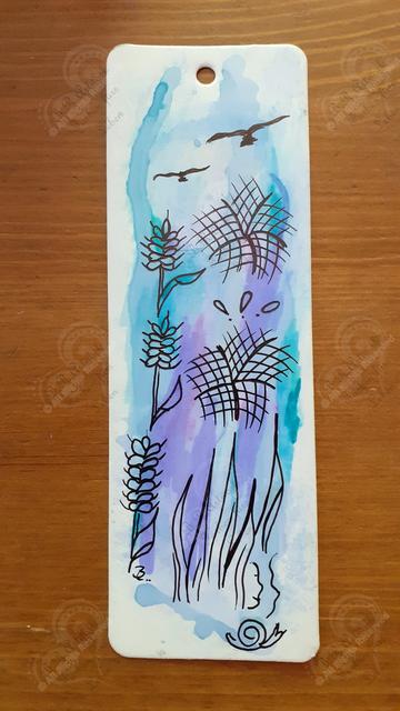 Lesezeichen, verwaschener Hintergrund in lila und blau grün. Darüber einfache Fineliner Zeichnungen. Am linken Rand übereinander drei Kornären. Oben nebeneinander zwei große fliegende Vögel. Darunter rechts untereinander zwei zwei graphische Formen mit je 5 leicht geschwungenen karierten Flächen, die zusammen an je einen Stern erinnern könnten. Unten lange schmale Blätter. Rechts unten eine kleine Schnecke aus wenigen Strichen.