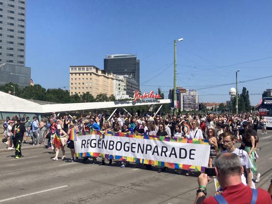 Voorhoede van de mars met grote banner “Regenbogenparade”