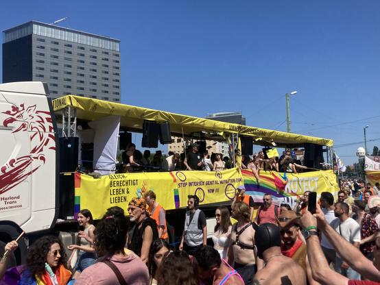Amnesty wagen met teksten over liefde, het stoppen van mutilatie, en demonstratierecht