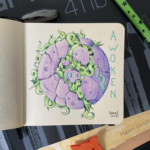 Dessin aux crayons de couleurs sur un petit carnet représentant une créature faite d’un entrelacs de lianes et d’une carapace violette brisée. Elle a des yeux verts lumineux vides, et le mot « Awoken » (« Éveillés ») est inscrit sur le côté