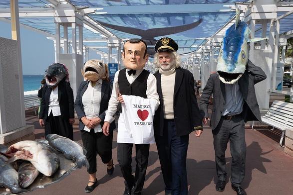 Images du collectif "The Océan Rebellion" montrant Emmanuel Macron (président de la France) et le Captain Iglo (les lobbies de la pêche industrielle) marchant ensemble