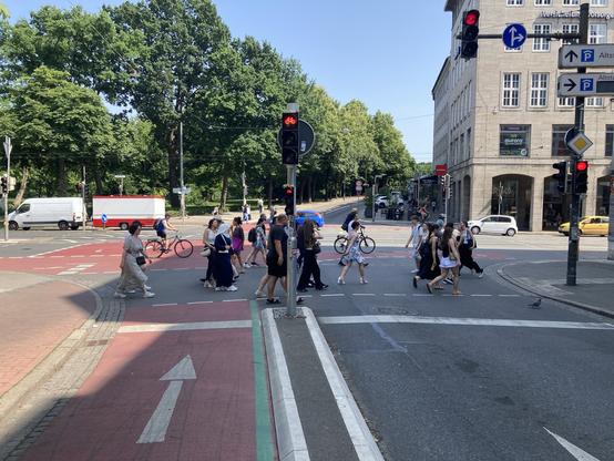 Bild zeigt die Premiumroute am Wall Ecke Hohentor, an der man als durch Schilder und Markierung eigentlich nur geradeaus fahren darf