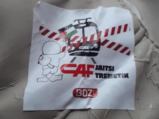 Pegata bat.
Tranbia bat aurretik ikusita, Handala bizkarrez eskuan Palestinako bandera duela, idatziz 'CAF, jaitsi trenetik', eta sinatuta, BDZ.