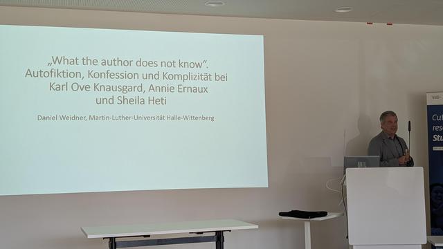 Daniel Weidner in Front of Jos presentation