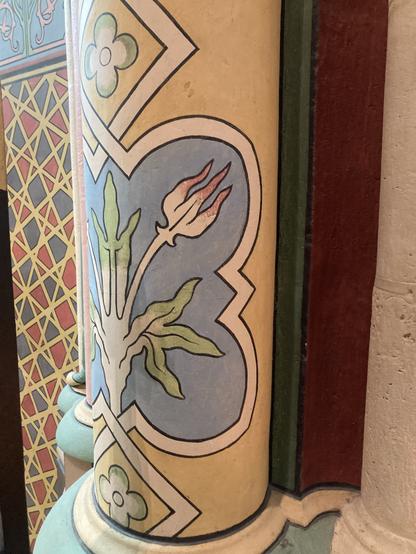Détail d’une des chapelles de Notre-Dame : une colonne peinte de motifs géométriques et végétaux, en jaune, bleu et vert