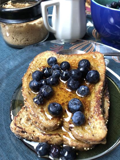 Pain doré (que les français appellent pain perdu), bleuets et sirop d'érable.