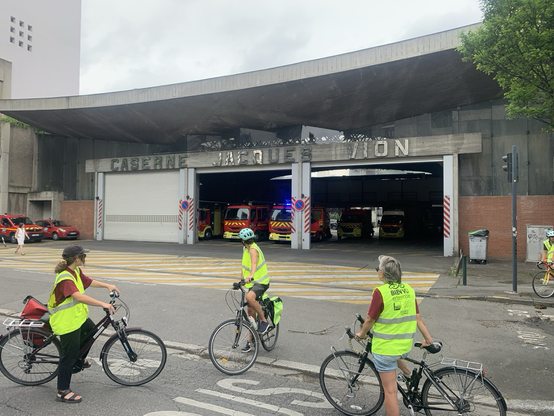 Blocage du boulevard pour laisser les pompiers passer
