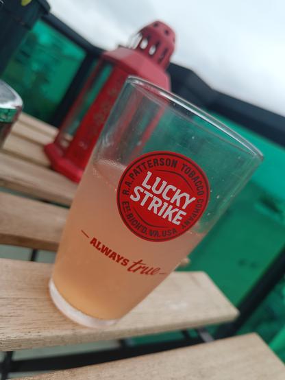 Verre collectif "Lucky Strike" contenant du pulco agrumes/fraise