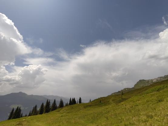 Foto. Berglandschaft mit Gewitterwolken.
