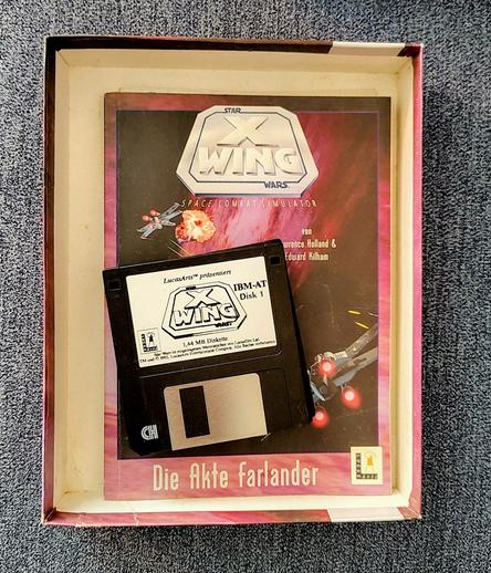 open PC game box with the story manual "Die Akte Farlander" and a stack of 3.5" floppy disks of the game "Star Wars X Wing"