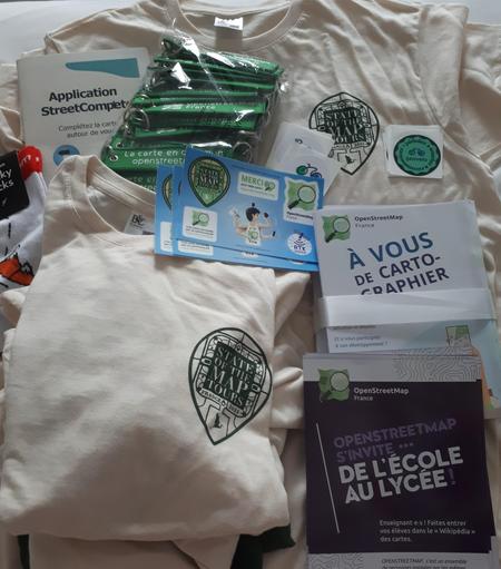 Plein d'objets OSM : tshirt, documentation, autocollants...