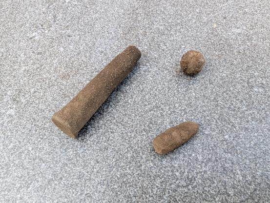 Foto van een huls, een kogel en een musketkogel