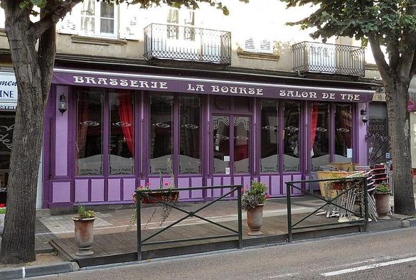 Café de la Bourse à #Autun (#SaôneEtLoire) Décor intérieur Art Nouveau : lambris, encadrements de miroirs décorés d'une tête de femme à chevelure ondulante, rosace en plâtre, ... Construction 1er quart XXe sièc...
Suite 👉 https://monumentum.fr/monument-historique/pa00135233/autun-cafe-de-la-bourse
#Patrimoine #MonumentHistorique
Photo CC-BY-SA 4.0 : Mroyet