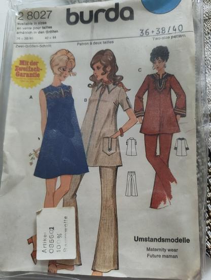 Burda Schnittmusterbogen von Ende 60er/Anfang 70er für Hängerkleid bzw. Hosenanzug. Gezeichnete Modelle tragen ein blaues Minikleid, einen beigefarbenen Hosenanzug mit Kurzarm und einen roten Anzug mit langen Ärmeln.