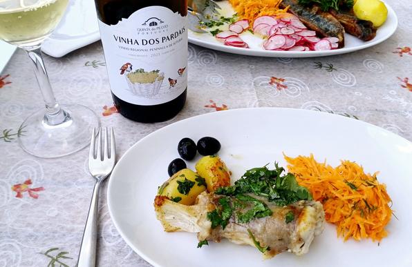 Seeteufel, Oliven, Kartoffeln u. Möhrensalat auf meinem Teller sowie Weißwein aus Setubal bei Lissabon.