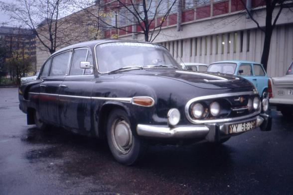 Ein Tatra 603 vor dem Fresswürfel in Dresdeb, ein großes schwarzes Auto, rundes Design im Stil der 1950er.