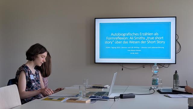 Ines Gstrein in front of her presentation