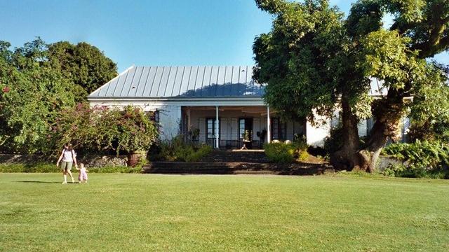 Domaine du Grand Hazier à #SainteSuzanne (#LaRéunion) Villa et dépendances, parcs, jardins, verger et potager, et grande allée menant à la route nationale (cad. AB 372 à 374, 532, 534, 661, 663, 664) : inscript...
Suite 👉 https://monumentum.fr/monument-historique/pa00105847/sainte-suzanne-domaine-du-grand-hazier
#Patrimoine #MonumentHistorique
Photo CC-BY-SA 4.0 : David Rofas