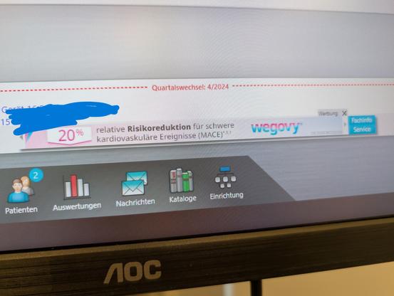 Screenshot einer Arztpraxis-Software, die eine Medikamentenwerbung direkt in der medizinischen Benutzeroberfläche anzeigt. Die Werbung für pharmazeutische Produkte erscheint während der Patientenbehandlung in der professionellen Medizinsoftware.