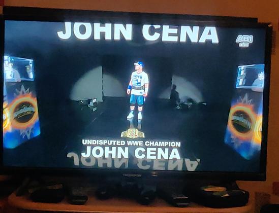 John Cena faisant son entrée pendant le dernier Smackdown