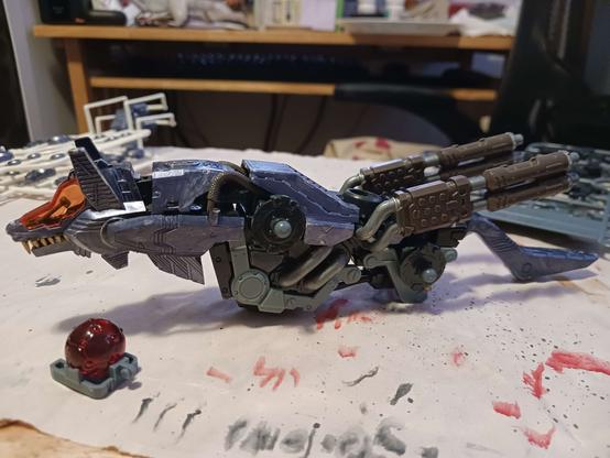 A photograph of the new command wolf in a side profile, sans the legs and weapons. The exhaust pipes on the back are painted a dark gunmetal which still contrasts pretty nicely with the unpainted brown chokes, and the ball joints and weird slate gray parts on the sides are left alone as well. The armour looks particularly spotty on the left side facing the camera.