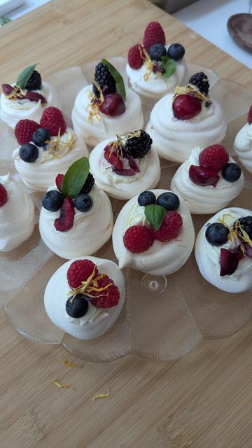 Pavlovas fruits rouges, basilic, coeur de citron
