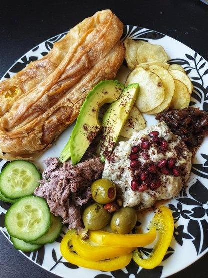 'ICA' Potato Birek,'Estrella' Salt & Vinegar Crisps.
homemade: Red Onion & Date chutney,  Baba Ganoush topped with pomegranate & sumac, Adzuki bean hummus. 
stuffed olives, fresh avocado, yellow pepper & cucumber.