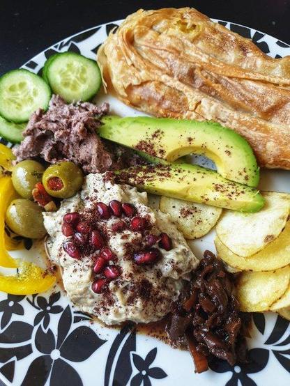 'ICA' Potato Birek,'Estrella' Salt & Vinegar Crisps.
homemade: Red Onion & Date chutney,  Baba Ganoush topped with pomegranate & sumac, Adzuki bean hummus. 
stuffed olives, fresh avocado, yellow pepper & cucumber.