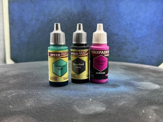 The three colors used so far. They are from Army Painter. The Speedpaints „Plasmatic Bolt“ and „Gravelord Grey“ and one Fanatics „Wicked Pink“.