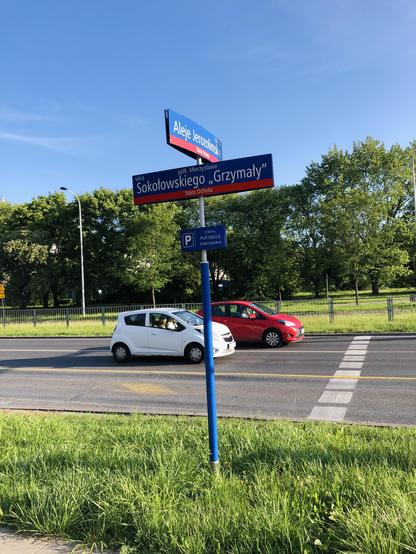 Tabliczka MSI z nazwą "ppłk. Mieczysława Sokołowskiego „Grzymały“", tuż obok przystanku Grzymały-Sokołowskiego.