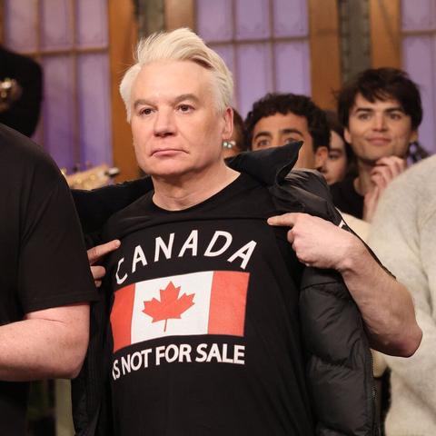 Mike Myers portant un t-shirt « Canada Is Not For Sale » sur « SNL » le mois dernier. Photo par NBC