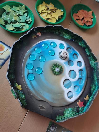 Schrein aus Pappe mit blauen Tautropfen und einem Würfel