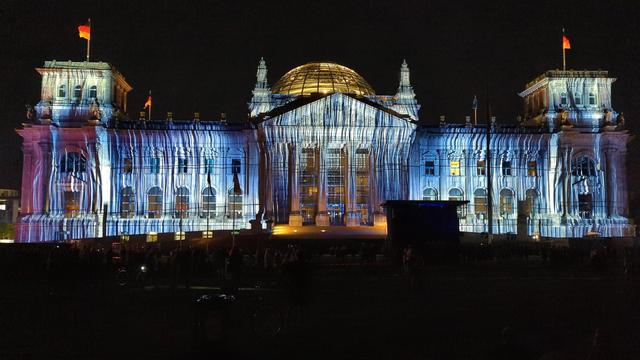 in einer Lichtinstallation das Bild des verhüllten Reichstag 
schön anzusrhen. leider nicht so spektakulär