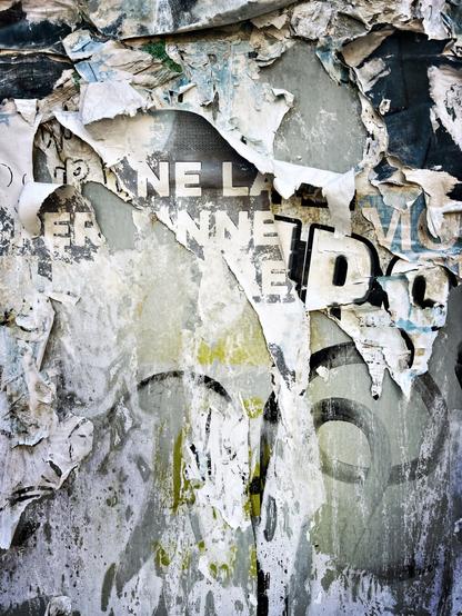Superposition d’affiches déchirées