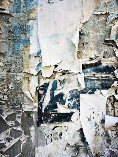 Superposition d’affiches déchirées