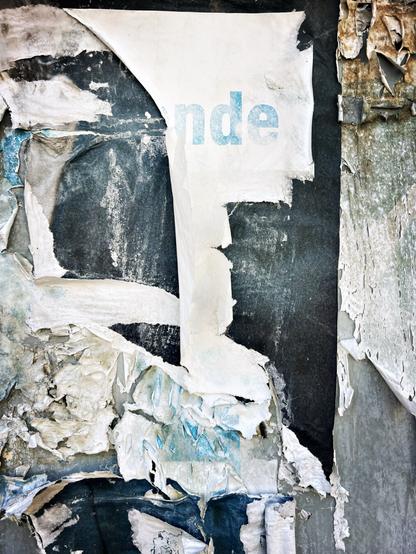 Superposition d’affiches déchirées