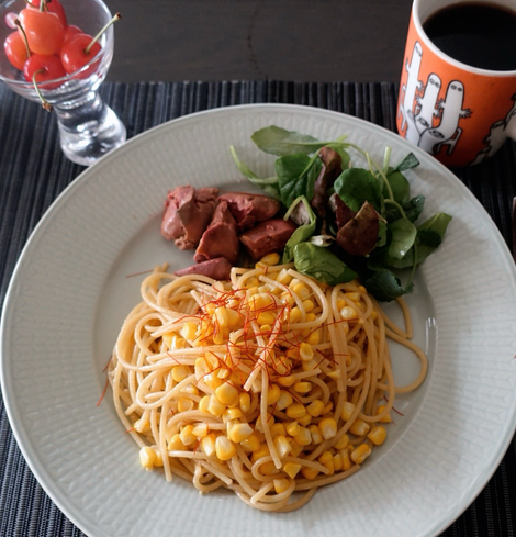 さくらんぼ、コーヒー、鶏レバーのコンフィ、ベビーリーフ、パスタが写っている。