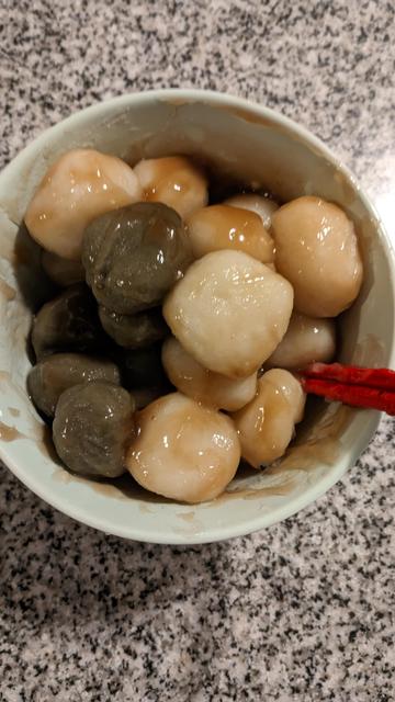 Foto cenital de un bowl con dangos comunes y de matcha