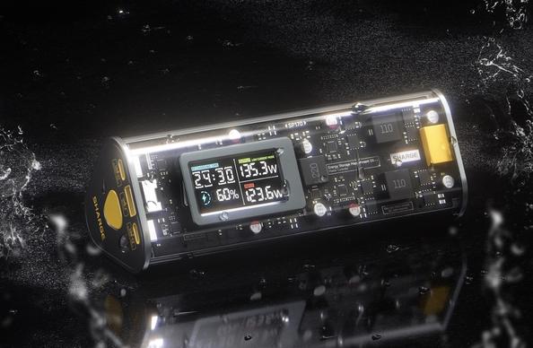 <p>中国は世界最大のモバイルバッテリー（充電器）生産国である。業界の推計によると、世界出荷台数の80％〜90％を中国製が占めている。 中国税関のデータによると、2022年には3億台以上のモバイルバッテリーが輸出され、同年に世界全体の出荷台数は約3億5000万～4億台と推定されている。</p>
<p>中国発のモバイルバッテリーブランドは数が多く、競争も激しい。 アンカー（Anker）、シャオミ（Xiaomi）、ベースアス（Baseus）、羽博（Yoobao）、ユーグリーン（UGREEN）などが市場シェアの大半を占めている。</p>
<p>そのなかで、2019年に設立された「閃極科技（SHARGE）」は、精緻なマーケティング戦略と技術革新を武器に、過当競争が続くモバイルバッテリー市場で独自のポジションを確立した。</p>
<p>同社が初めて投入した窒化ガリウム（GaN）を採用したモバイルバッテリーは、米国クラウドファンディング「キックスターター（Kickstarter）」で数百万ドル（数億～十数億円）を集めた。米アマゾンでの発売から2年後には、200ドル（約2万9000円）の価格帯の製品で販売ランキング首位に立った。2024年には売上高は2億元（約40億円）を超えたという。</p>
<figure class="wp-caption aligncenter" id="attachment_350689" style="width: 1508px;"><img alt="" class="wp-image-350689 size-full" height="986" src="https://36krjp-1316517779.cos.ap-tokyo.myqcloud.com/uploads/2025/06/20250610173310screenshot734.png" width="1508" /><figcaption class="wp-caption-text" id="caption-attachment-350689">CES 2025に出展</figcaption></figure>
<h3>ハイエンド路線で差別化</h3>
<p>コストパフォーマンスと価格競争で市場を拡大する他のモバイルバッテリーメーカーとは異なり、SHARGEはハイエンド路線に軸足を置いている。革新的な製品への強い好奇心を持ち、性能や使用体験を重視するマニア（ギーク）やエンジニアなど、専門性の高い層を主要ターゲットとしている。そのため、同価格帯の製品であっても、原材料の選定や設計工程において、他社の2〜3倍のコストをかけて品質を追求している。</p>
<p>米アップルのパソコン「iMac G3」に着想を得て、SHARGEはモバイルバッテリーの外装に透明な素材を採用している。プリント基板（PCB）や半導体チップ、バッテリーなどの内部構造がはっきりと見え、高い技術力を視覚的に訴求するデザインとなっている。また、一部のモデルでは、ディスプレイに充電残量、入出力の電圧・電流、充電速度、バッテリーの温度などをリアルタイムで表示。ユーザーはデバイスの充電状態を一目で把握できる仕組みになっている。</p>
<p>このため、モバイルバッテリーのサイズや重量、消費電力が増加し、製造コストの上昇にもつながる。SHARGEの製品は、一般的な同種の製品と比べて2～3倍高い価格設定となっている。</p>
<p>例えば、5000mAhの超小型製品「フローミニ」は、テスラ車にも採用されている