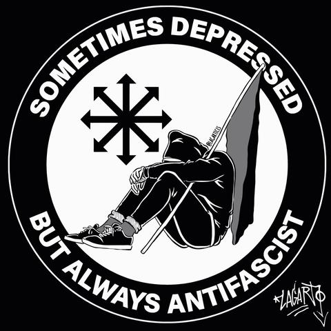une personne habillée en noir recroquevillé sur elle même. Elle à un drapeau bicolore. Dans le cercle qui fait le tour il est inscrit "sometimes depressed bt always antifascist " Dans le cercle ce trouve une étoile du chaos