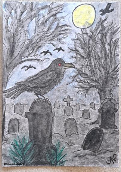 Mit schwarzem Pigmentliner, Tinte und Aquarellbuntstiften im Hochformat in ATC-Größe gezeichnet: Eine nächtliche Szene auf einem Friedhof, im comicähnlichen Stil. Im Vordergrund links sitzt eine schwarze Krähe mit rotem Auge auf einem dunklen Grabstein, welcher mit Gras umwachsen ist. Im Hintergrund stehen einige weitere, zum Teil schiefe Grabsteine auf einem düsteren, nebligen Acker. Rechts und links im Hintergrund die Silhouetten zweier Bäume. Am dunkelblauen Nachthimmel steht ein gelber Vollmond. Vier weitere Krähen fliegen als entfernte Silhouetten vorbei.