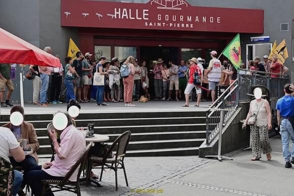 Photo du rassemblement devant le marché couvert.