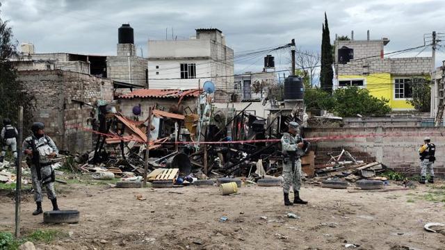 Militares patrullan calle