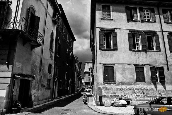 "You only live once, but if you do it right, once is enough."
~ Mae West

#Verona #Italia
.
.
.
#sonyalpha #a100
#architecture #photography #Italy #Europe #gooutside #lightroom #blackandwhite #monochrome #bwphotography #exploration #goexplore #wanderer #bw #streetphotography #blackandwhitephotography #urbanphotography #citystreets #quote
