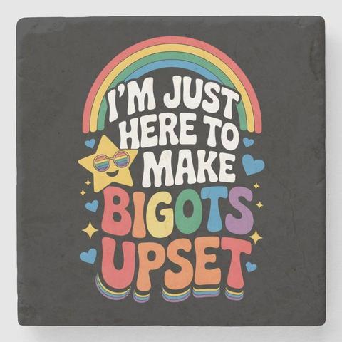 I'M JUST HERE TO MAKE BIGOTS UPSET
Darüber ein Regenbogen, eingerahmt von Herzen und Sternen, ein grösserer Stern hat ein Gesicht  lächelt und trägt eine Regenbogenbrille, die letzten beiden Wörter sind in Regenbogenfarben.