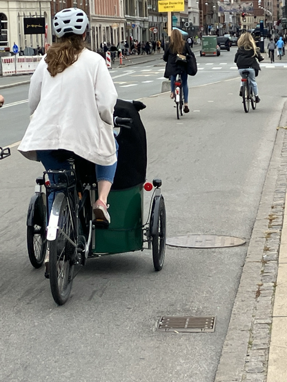 Das Foto zeigt eine Radfahrerin mit Lastenrad auf einem breiten Radweg. Foto: VCÖ