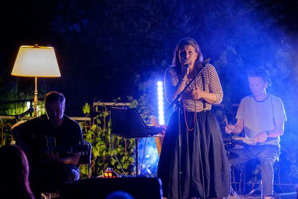 Die Band Anna Katt während eines Konzerts auf der Bühne des OKH Vöcklabruck.