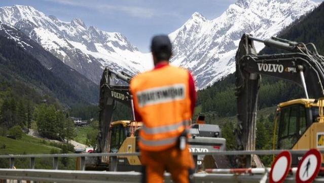 Bloqueig de trànsit en una carretera per un possible despreniment en direcció a Blatten, Suïssa (EFE/Peter Klaunzer)