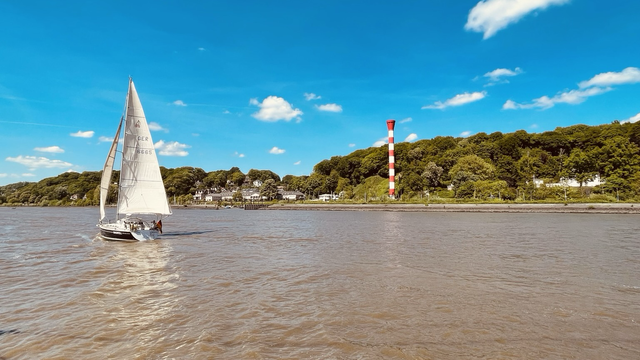 Segelboot im Wind vor dem Falkensteiner Ufer, Elbe, bei Hamburg