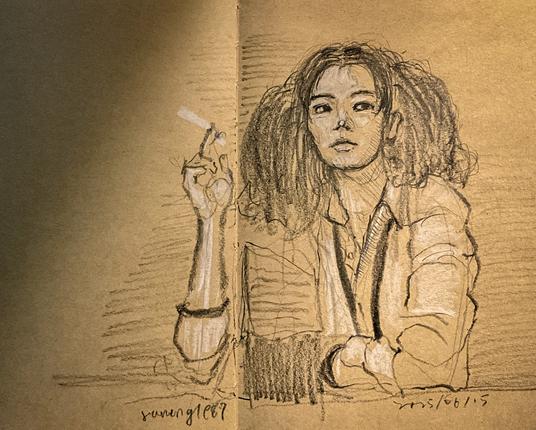 鉛筆牛皮紙白粉彩跨頁女星像，左右馬尾、微抬頭、看向右上角，左方的手拿著菸，右方的手置於桌上、胸前。